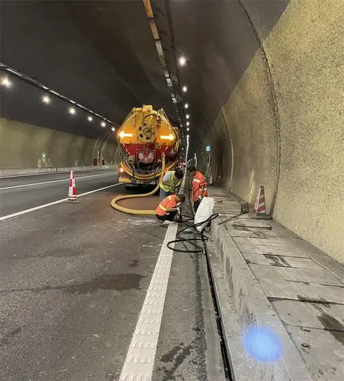 宁都隧道排水渠清淤